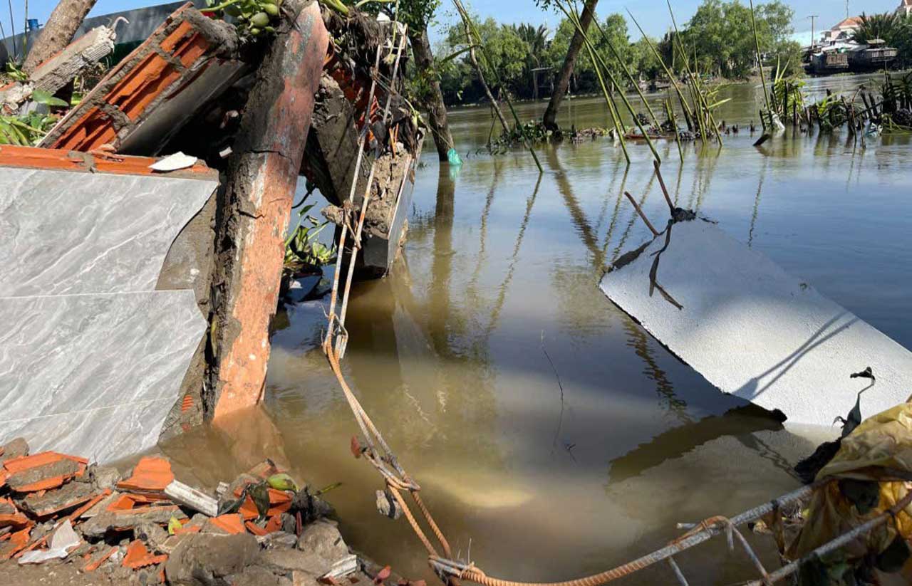 Can nha bi sat lo. Anh: Duy Minh