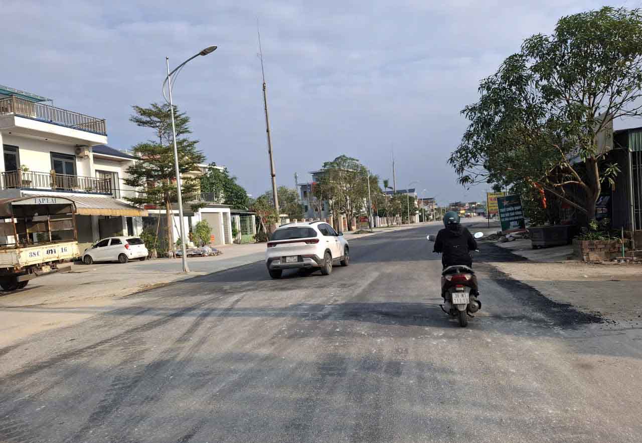 Mat duong da duoc tham lai bang phang. Anh: Tran Tuan.