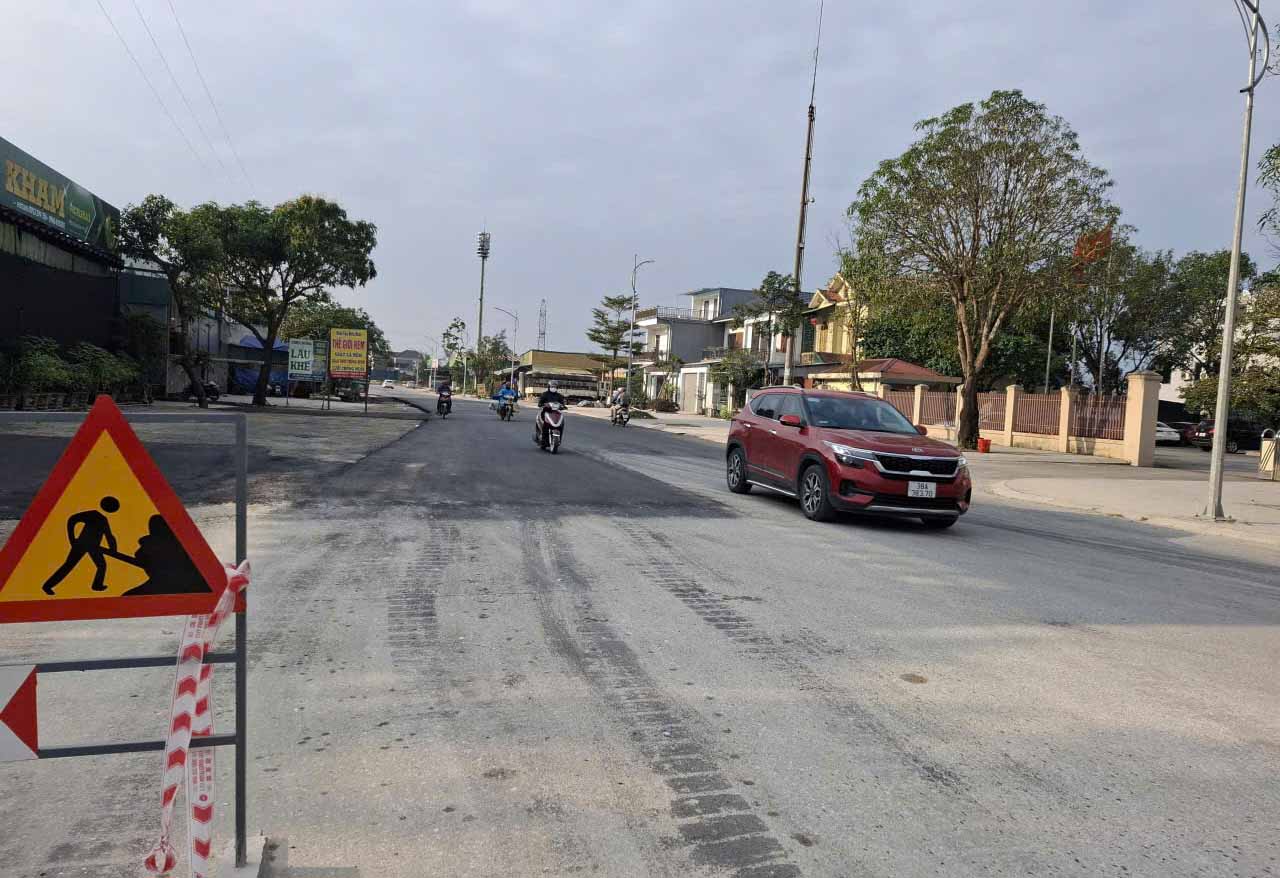 Nguyen Hoanh Tu street section has just been asphalted, so vehicles can travel conveniently. Photo: Tran Tuan.