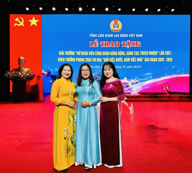 Ms. Vu Thi Oanh - Vice President of the Provincial Labor Federation (in the middle) and 2 typical female workers of the Lam Dong Provincial Trade Union were commended by the General Confederation for the "Two Excellents" movement in the period 2020-2025. Photo: Duc Lam