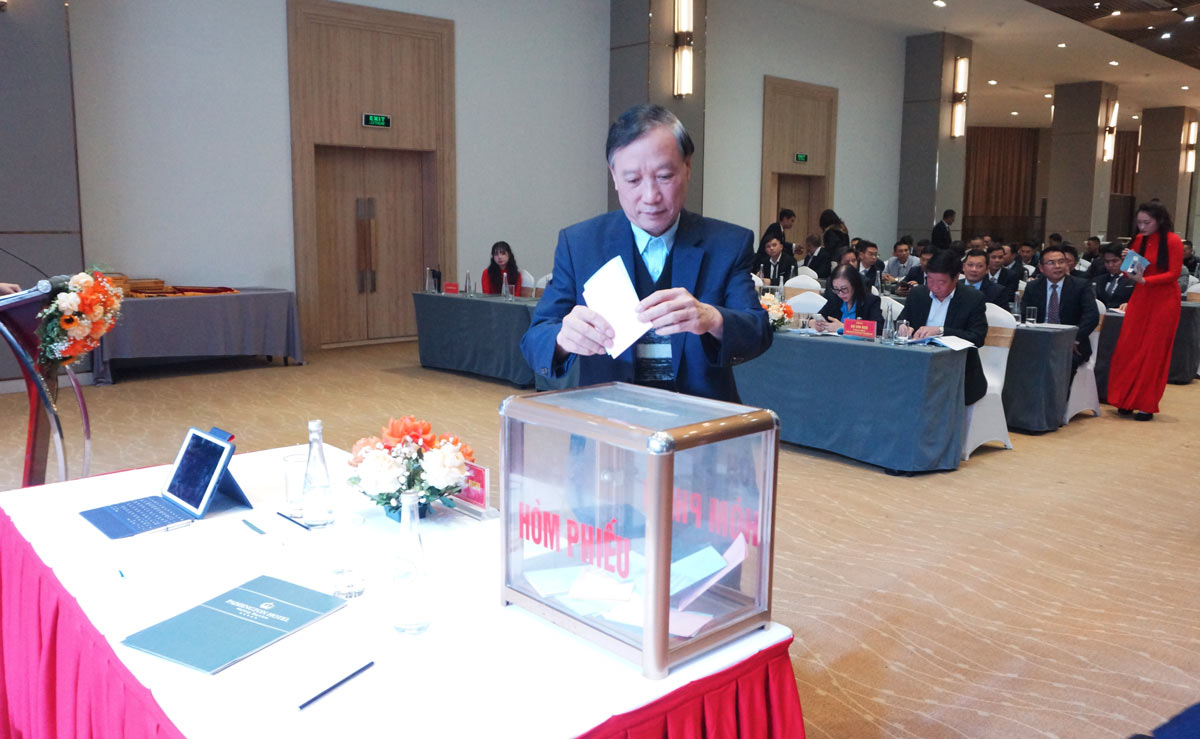 Cac dai bieu bo phieu tham do tim nhiem cac chuc danh can bo quan ly cap cong ty. Anh: Vu Cuong