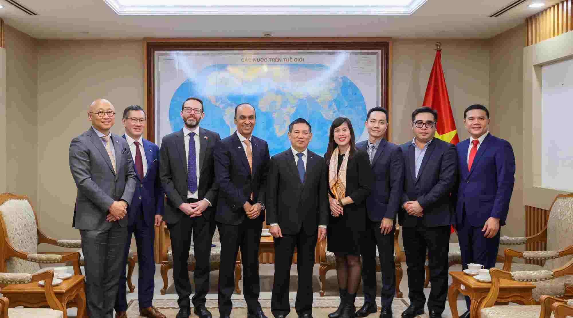 Pho Thu tuong Ho Duc Phoc cung cac dai bieu tai buoi tiep. Anh: P