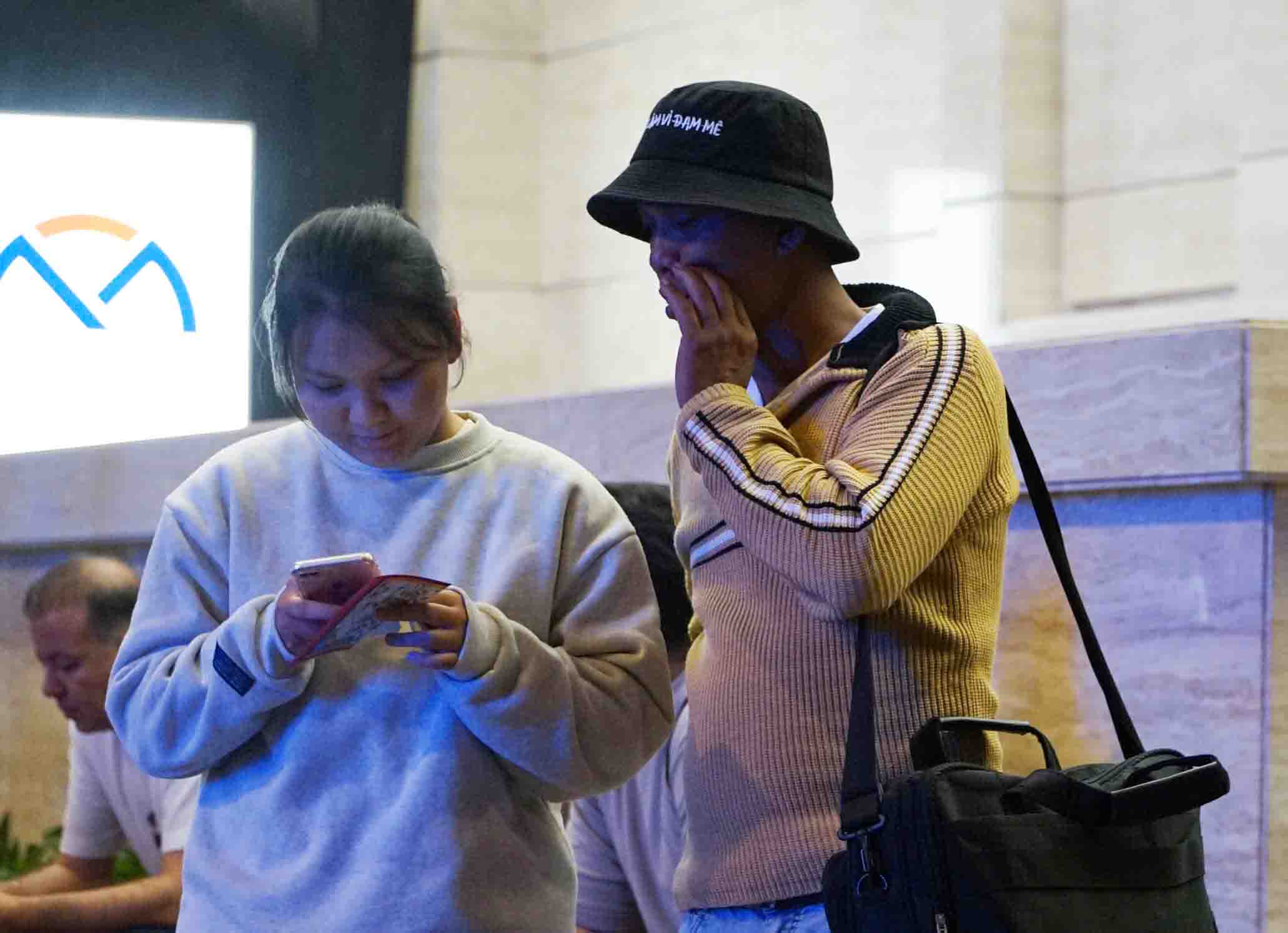 Cac ban tre thich thu di vui choi, an uong voi tiet troi hom nay tai TPHCM. Anh: Thai Bao