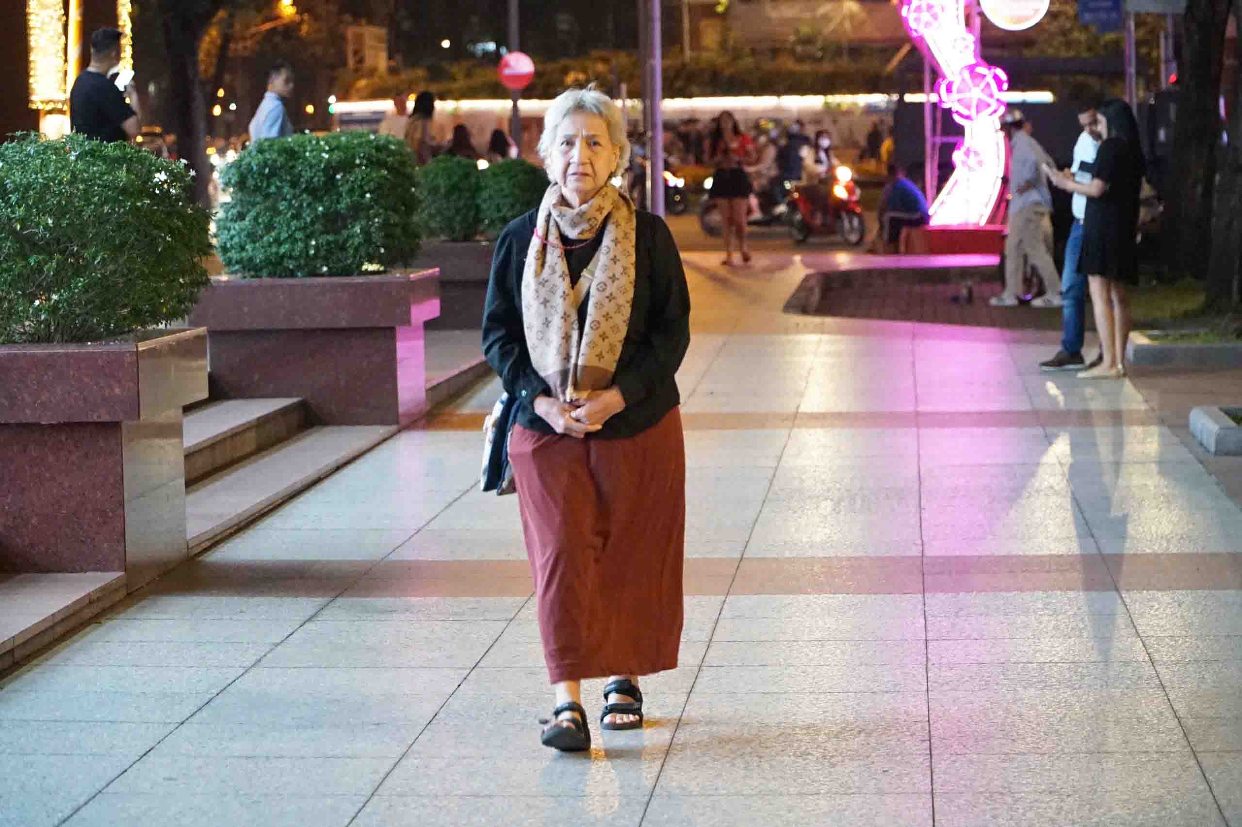 Nhieu nguoi lon tuoi phai mac them ao khoac giu am, choang khan. Anh: Thai Bao