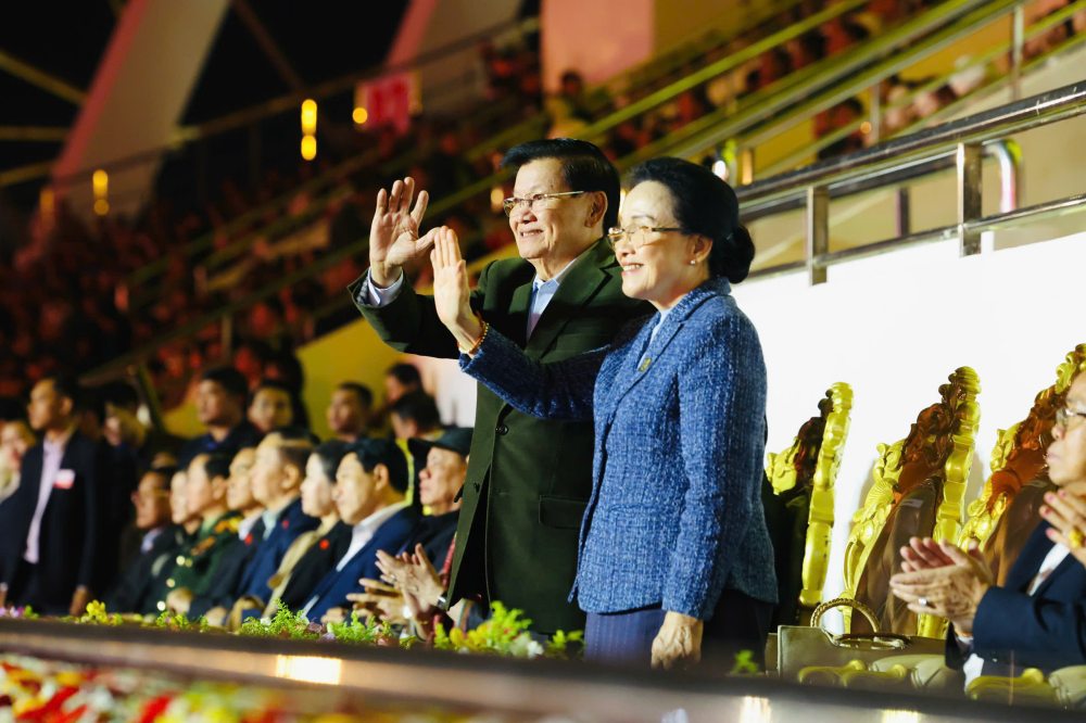 Dong chi Thongloun Sisoulith, Tong Bi thu Ban Chap hanh Trung uong Dang Nhan dan Cach mang Lao, Chu tich nuoc CHDCND Lao cung Phu nhan tham du chuong trinh. Anh: Cuc Hop tac quoc te
