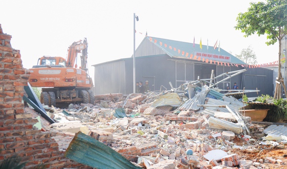 Kieu Phu commune implements coercion of violating works. Photo: Kieu Phu Commune People's Committee