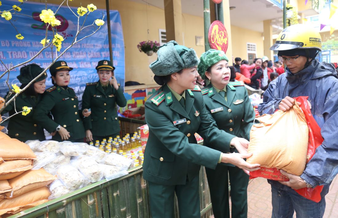 Quang Tri Border Guard chooses Mo O O O village to organize "Border Spring - warming the hearts of villagers". Photo: Hung Tho