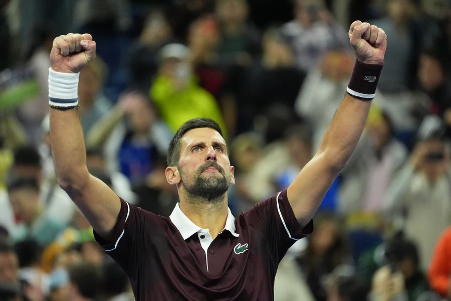 Novak Djokovic Hit in Face by Thrown Cap During Autograph Session at China Open