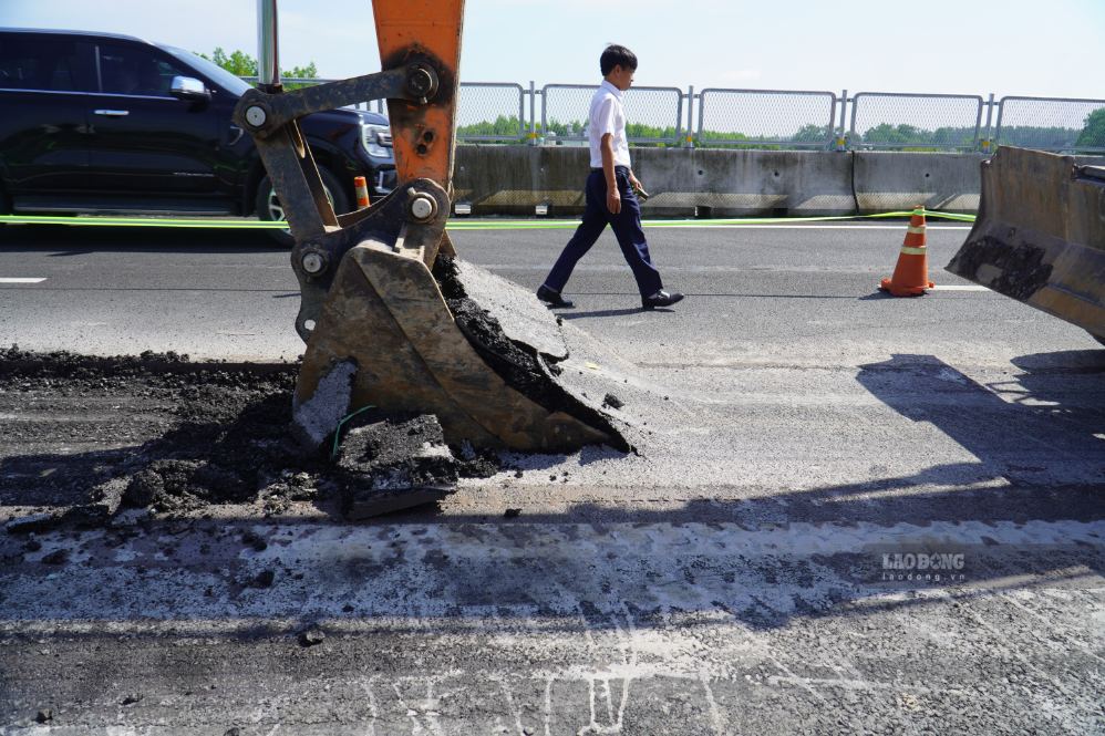 Cào bóc lớp mặt đường cao tốc Biên Hòa - Vũng Tàu để khắc phục. Ảnh: HAC