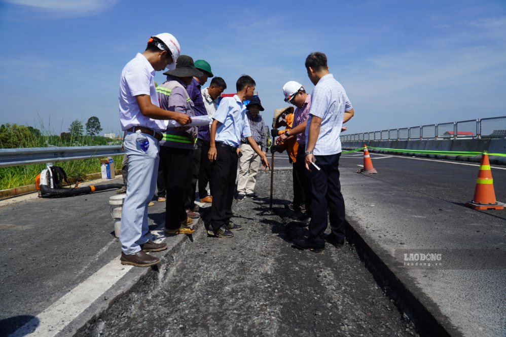 Các chuyên gia, cơ quan chức năng có mặt tại hiện trường, trao đổi về mặt chuyên môn sáng ngày 1.10. Ảnh: HAC