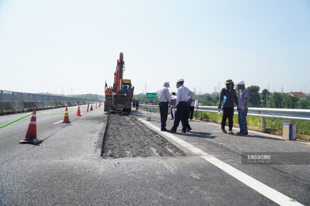 Experts survey the scene of the Bien Hoa - Vung Tau expressway through ...