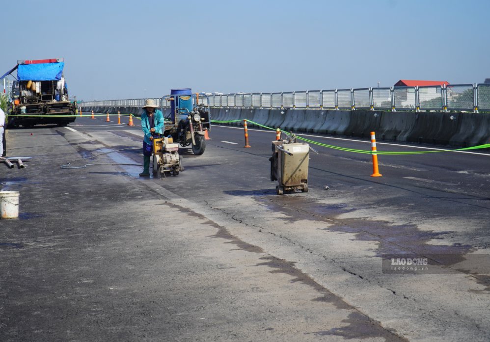 Nhà thầu đang tiến hành cắt bóc lớp bê tông hiện hữu. Ảnh: HAC