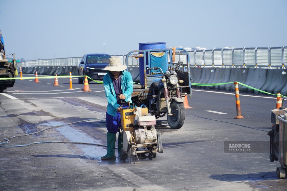 Sau khi cắt bóc lớp bê tông hiện hữu, nhà thầu sẽ tiến hành thảm lại nhựa khu vực đường bị nứt. Ảnh: HAC