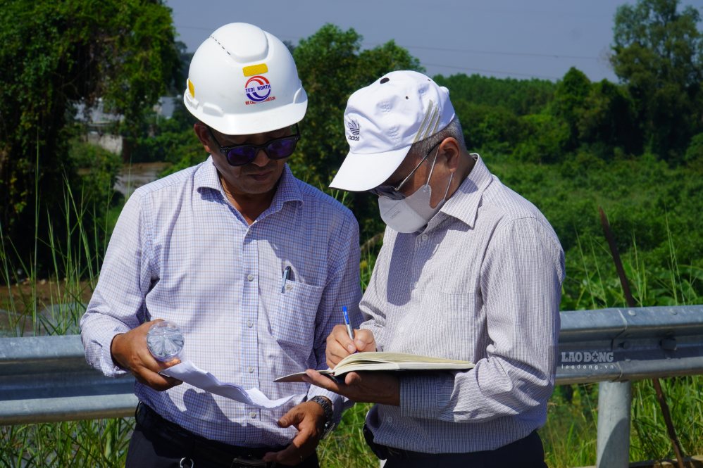 Các chuyên gia cũng có mặt tại hiện trường để đánh giá nguyên nhân, hướng khắc phục triệt để tại đoạn hư hỏng trên cao tốc Biên Hòa - Vũng Tàu. Ảnh: HAC