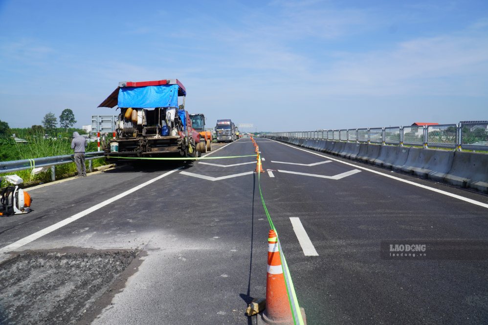 Các đơn vị liên quan đã thực hiện lắp đặt biển cảnh báo trong suốt quá trình thi công. Ảnh: HAC