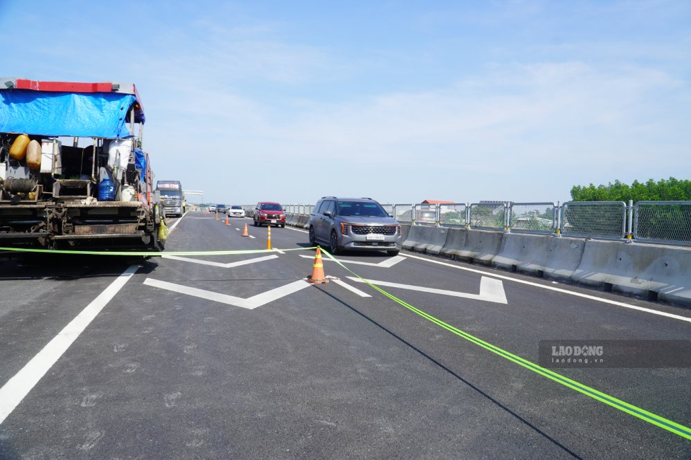 Theo ghi nhận của phóng viên, một phần đường trên cao tốc Biên Hòa - Vũng Tàu hướng Đồng Nai - TPHCM bị thu hẹp để thi công khắc phục. Ảnh: HAC