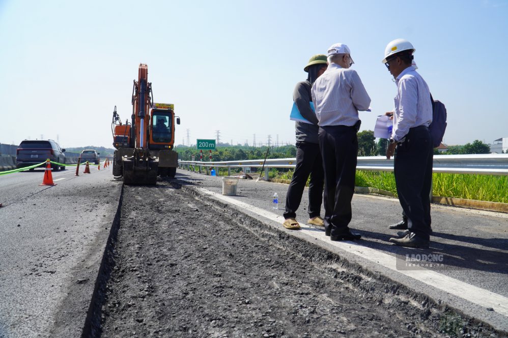 Liên doanh nhà thầu thi công khắc phục, đồng thời các cơ quan chuyên môn và cơ quan chức năng có mặt tại hiện trường để đánh giá nguyên nhân, hướng khắc phục và xử lý tình trạng lún nứt mặt đường sáng 1.10. Ảnh: HAC