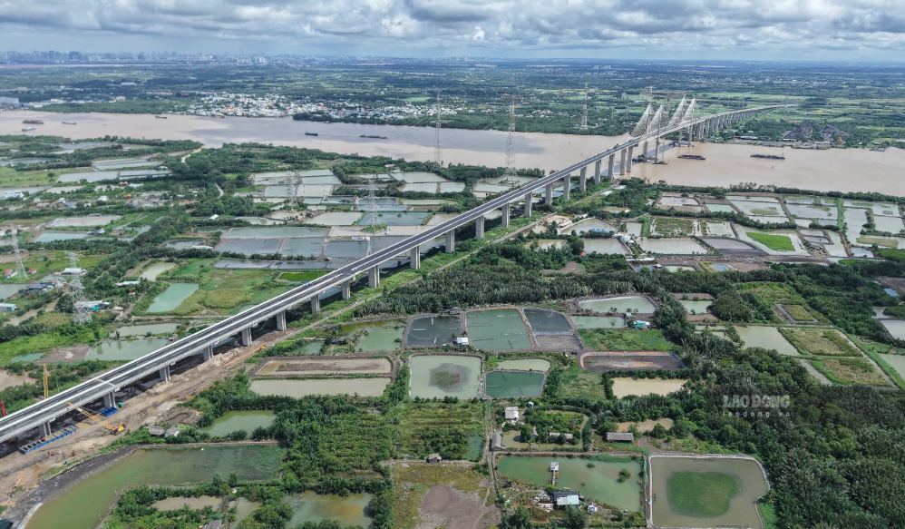 Cầu Phước Khánh, xã Bình Khánh, TPHCM trên tuyến cao tốc Bến Lức - Long Thành. Ảnh: Anh Tú
