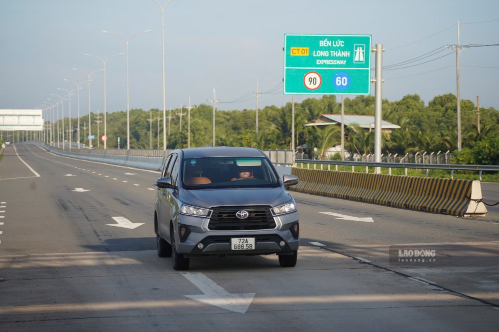 Experts survey the scene of the Bien Hoa - Vung Tau expressway through ...