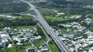 Experts survey the scene of the Bien Hoa - Vung Tau expressway through ...