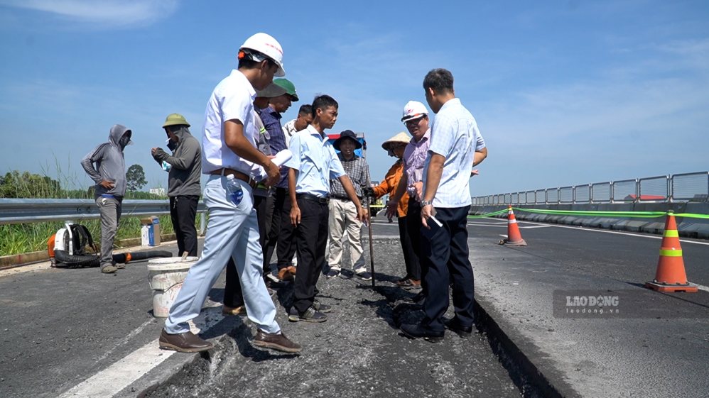 Experts survey the scene of the Bien Hoa - Vung Tau expressway through ...