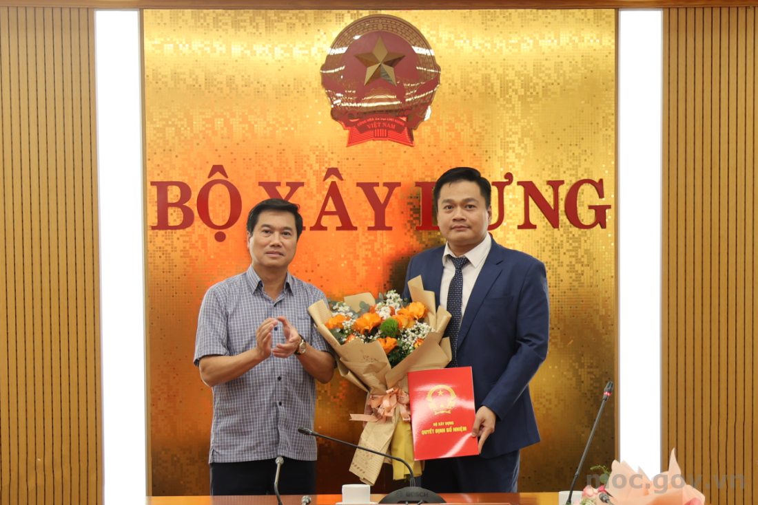 Thứ trưởng Nguyễn Tường Văn tặng hoa, trao quyết định cho Quyền Viện trưởng Viện Kiến trúc quốc gia Nguyễn Thành Công.