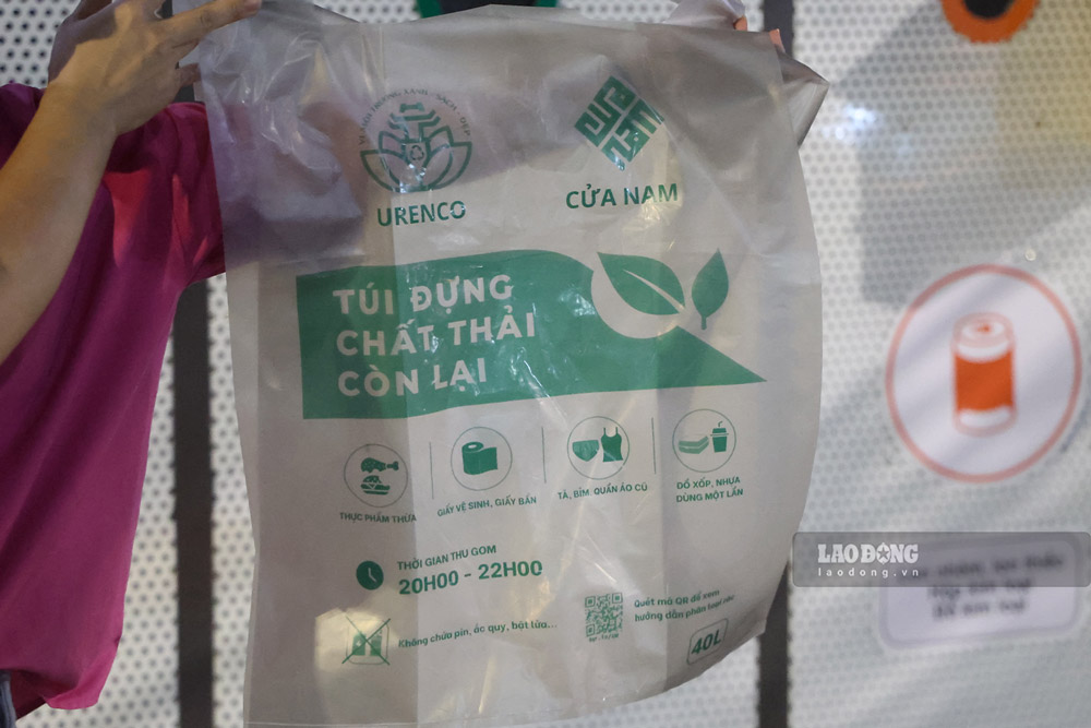 Trên túi rác tiêu chuẩn có các thông tin hướng dẫn về thời gian đổ rác, cách phân loại rác... Ảnh: Dương Anh (chụp tối 1.10)