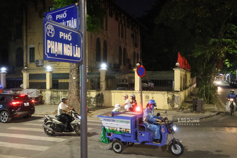 Trong thời gian thí điểm tại tổ dân phố Lê Thánh Tông, công nhân sẽ thu gom rác trong khung giờ từ 20-22h hằng ngày. Ảnh: Dương Anh (chụp tối 1.10)