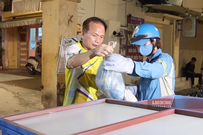 Triển khai thí điểm thu gom rác bằng túi tiêu chuẩn tại khu phố trung tâm Hà Nội
