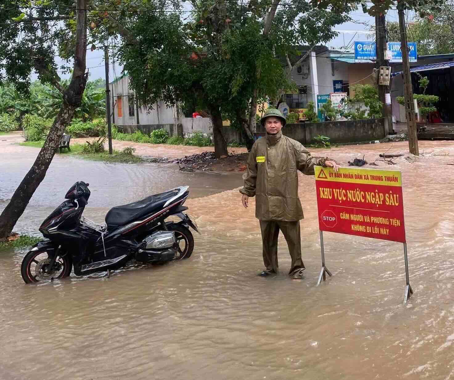 Heavy rain in Quang Tri causes flooding on many roads, cutting off some ...