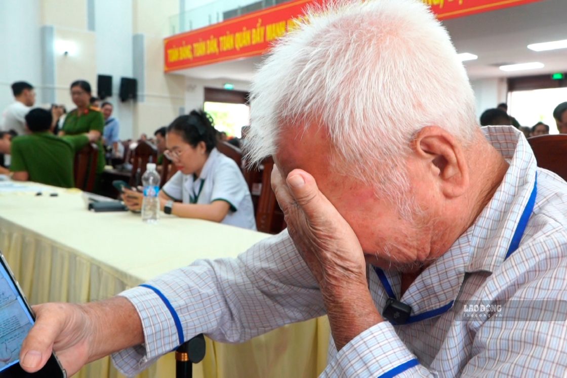 82-year-old younger brother uses stick to take DNA samples, hoping to ...