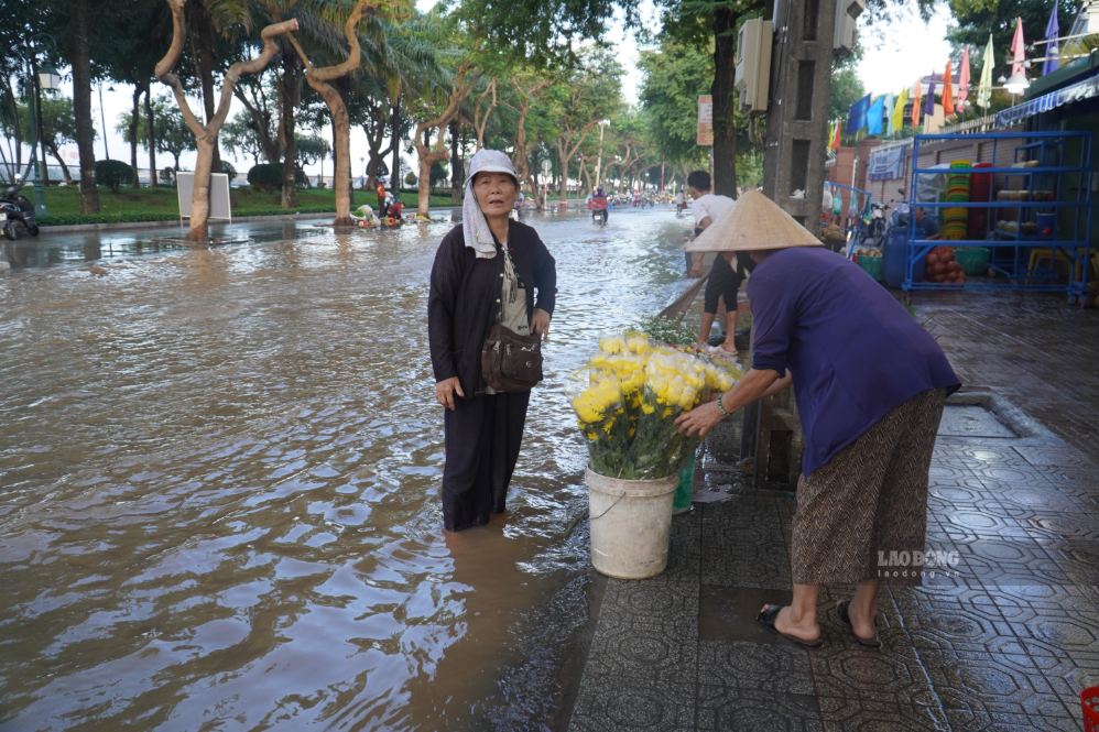 Ho Chi Minh City forecast heavy rain this afternoon, warning of ...