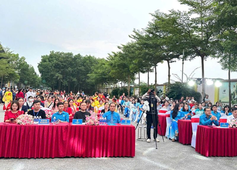 Các đại biểu cùng đông đảo công nhân lao động tham dự hội thi. Ảnh: Công đoàn công ty cung cấp