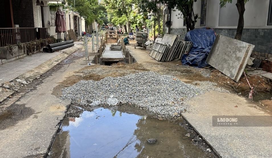 Dự án nâng cấp hạ tầng đường Tống Phước Phổ thi công chậm tiến độ, để nước tù đọng thành vũng lớn đe dọa an toàn khu dân cư. Ảnh: Nguyễn Linh