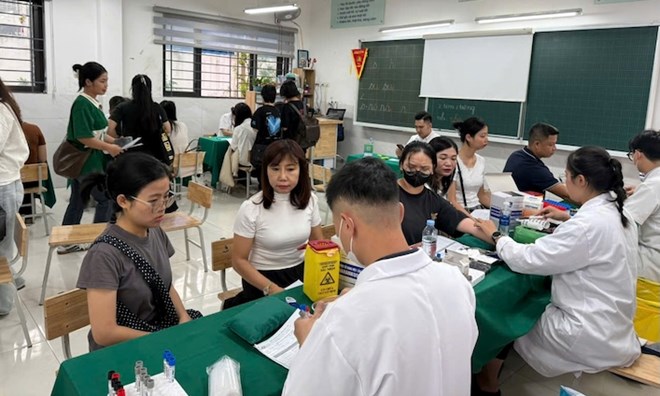 Công đoàn phường Từ Liêm phối hợp Công ty Cổ phần BCC Pharma tổ chức chương trình khám sức khỏe miễn phí cho trên đoàn viên, người lao động trên địa bàn. Ảnh: Công đoàn phường