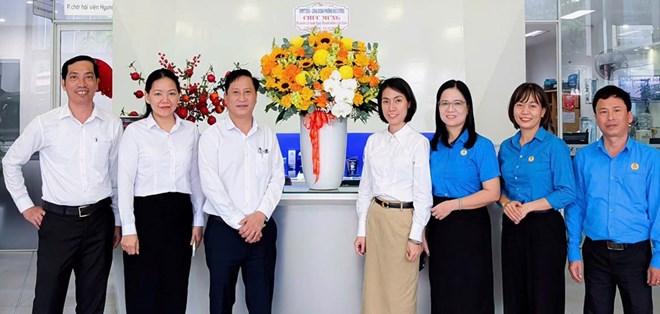 Công đoàn phường Hòa Cường, Đà Nẵng thăm, chúc mừng doanh nghiệp nhân Ngày Doanh nhân Việt Nam. Ảnh: Công đoàn Hòa Cường