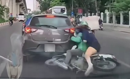 Technology motorbike taxi driver carrying passengers crashes into the ...