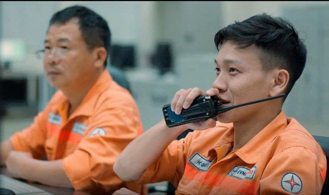 Anh Hồ Quang Sinh (bên phải) đang phối hợp kiểm thử hệ thống điều khiển Nhà máy Nhiệt điện Phú Mỹ 1. Ảnh: Nhân vật cung cấp