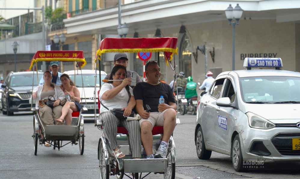 Khách quốc tế du lịch Việt Nam. Ảnh: Minh Chính