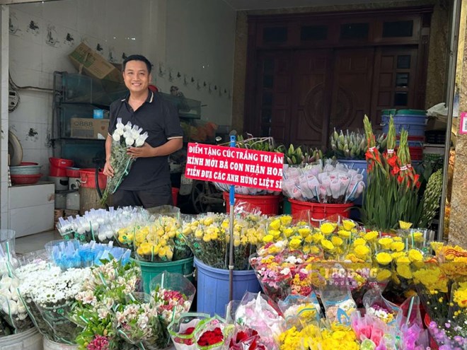 Chủ tiệm hoa ở TPHCM tặng 1.000 bông cúc trắng để người dân đưa tiễn 731 liệt sĩ
