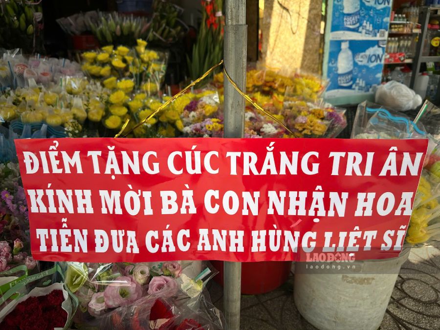 Anh Lương Duy Nhân chuẩn bị hoa để người dân cầm theo trong hành trình tiễn đưa 731 hài cốt liệt sĩ. Ảnh: Minh Tâm (chụp ngày 13.10)