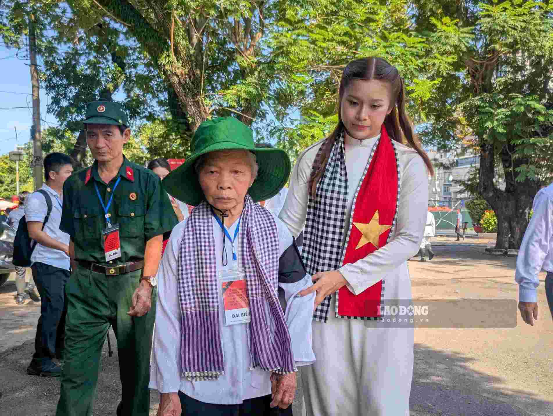 Bà Lệ đến dự lễ truy điệu, an táng liệt sĩ. Ảnh: Anh Tú