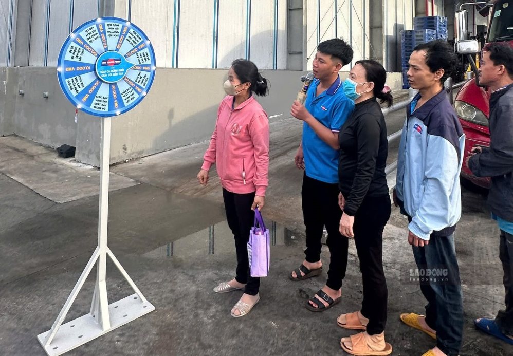 Công đoàn cơ sở tổ chức vòng quay may mắn để khuyến khích người lao động đi làm sớm. Ảnh: Duy Tuấn