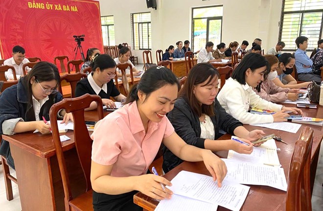 Công đoàn xã Bà Nà, Đà Nẵng giới thiệu đoàn viên tham gia lớp nhận thức Đảng do địa phương tổ chức. Ảnh: Công đoàn Bà Nà