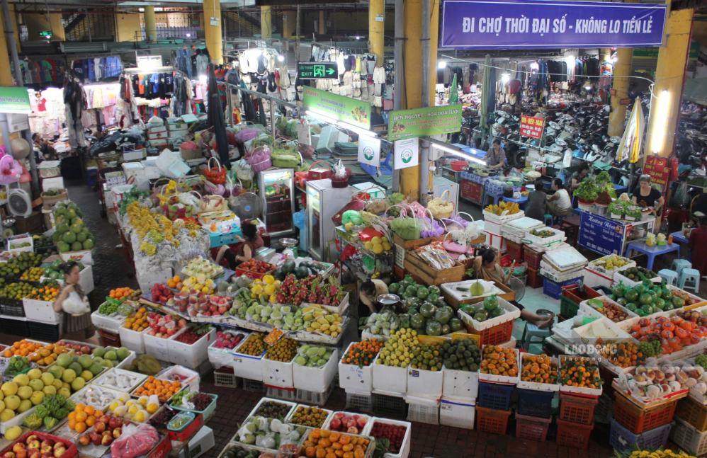 Nhịp mua bán thường nhật tạo nên hình ảnh gần gũi bên trong chợ Hôm – Đức Viên. Ảnh: Hùng Anh