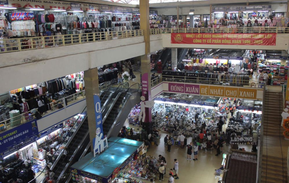 Quang cảnh mua bán tấp nập bên trong chợ Đồng Xuân. Ảnh: Hùng Anh