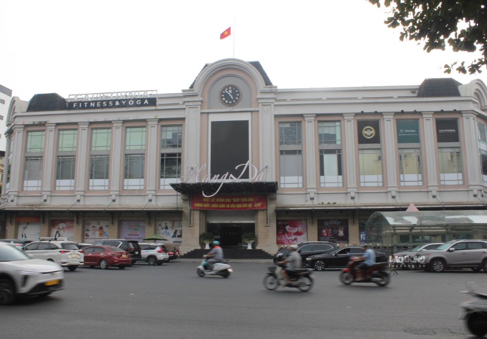 Chợ Hàng Da nằm giữa khu phố cổ, mang diện mạo giao thoa giữa không gian chợ truyền thống và đô thị hiện đại. Ảnh: Hùng Anh