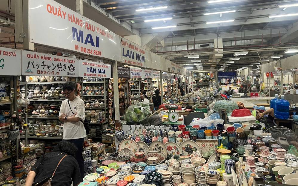 Các gian hàng bên trong chợ Hàng Da phục vụ nhu cầu mua sắm thường ngày của người dân. Ảnh: Hùng Anh