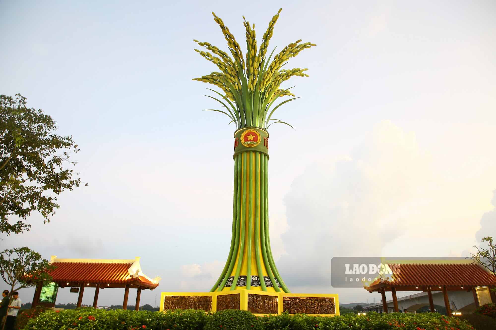 Điểm nhấn biểu tượng 16 bông lúa tại di tích. Ảnh: Công Sáng