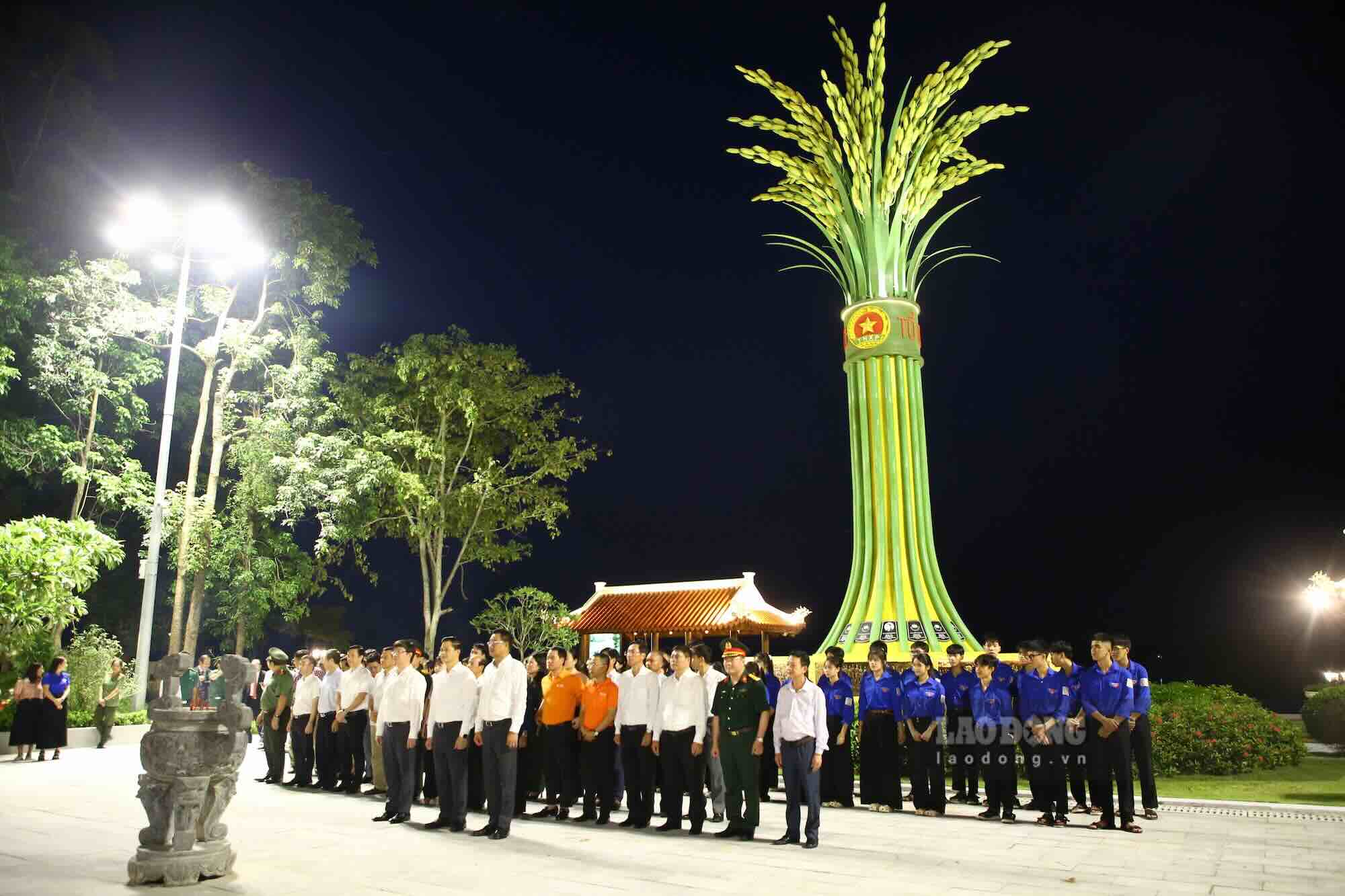 Các đại biểu làm lễ, thắp hương tại di tích. Ảnh: Công Sáng